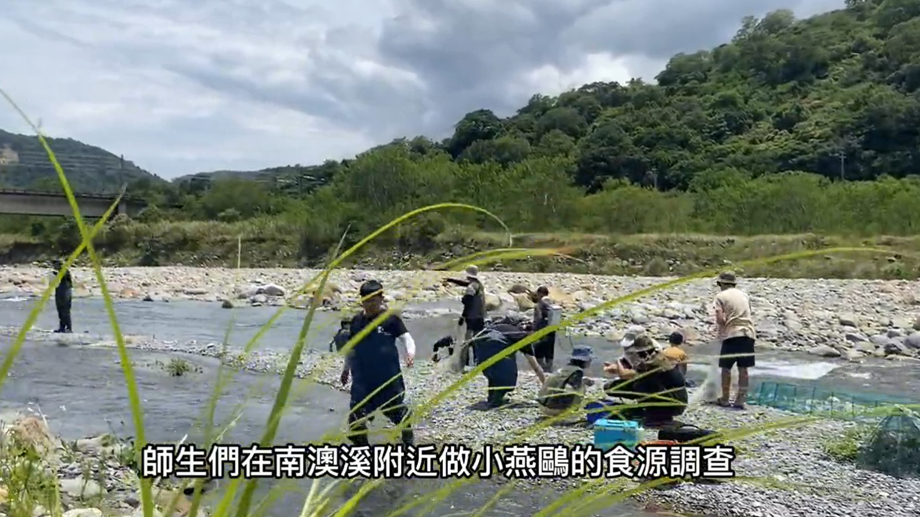 陳永松老師帶領生物技術與動物科學系學生  進行南澳溪口小燕鷗食源調查