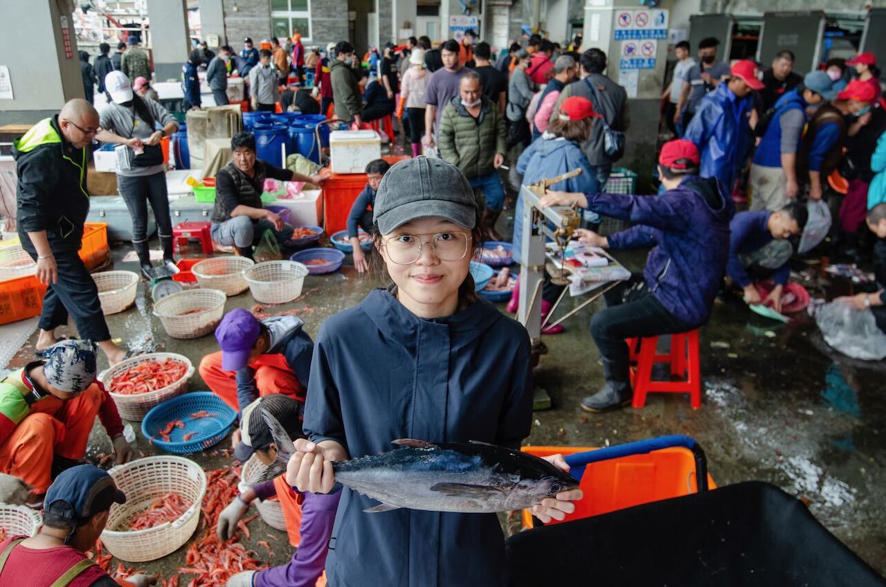 在漁港採買漁貨是魚仔青團隊成員林曉彤每日的例行工作