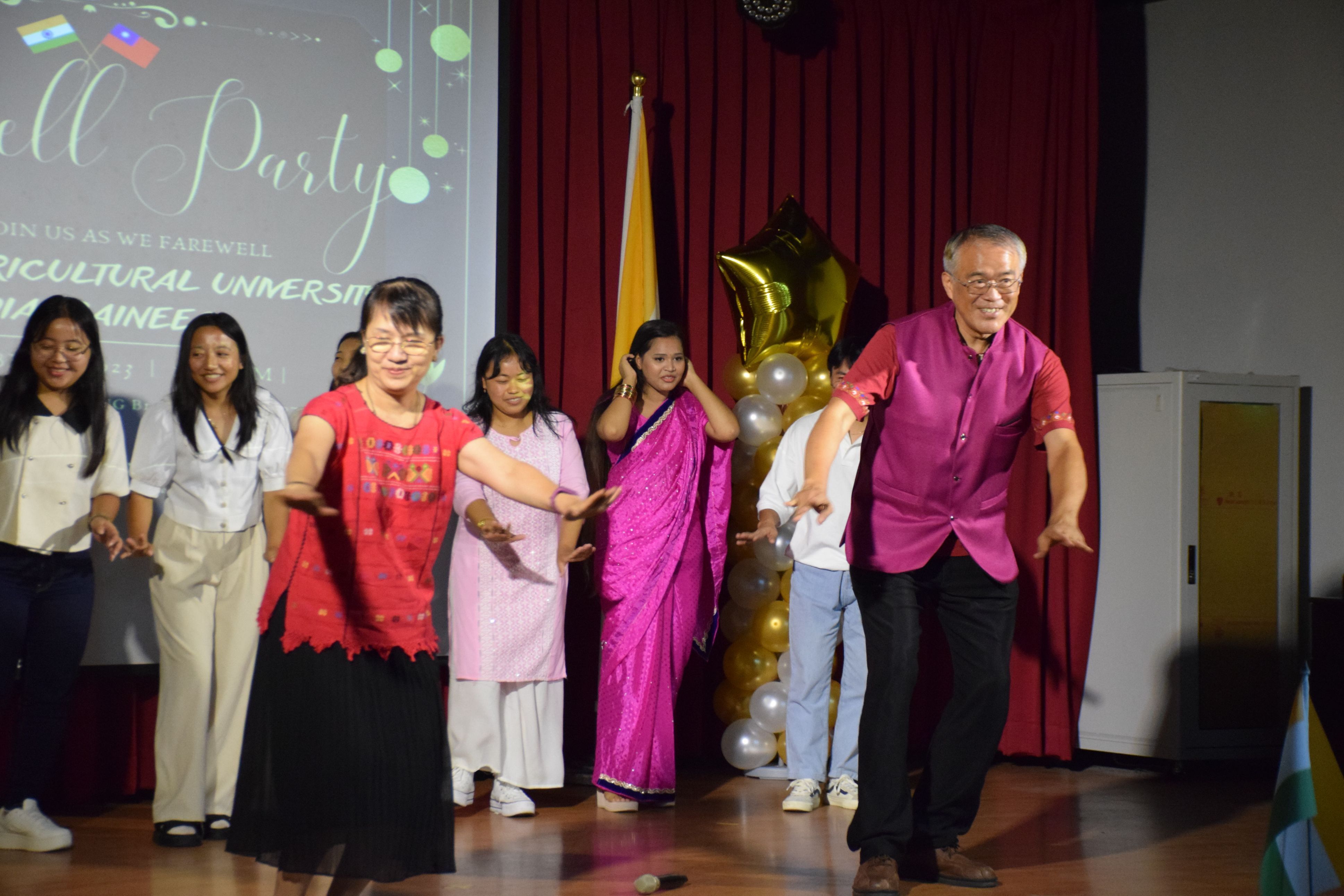 食品系須文宏老師與經管系江翠燕老師帶領印度學生跳阿美族舞