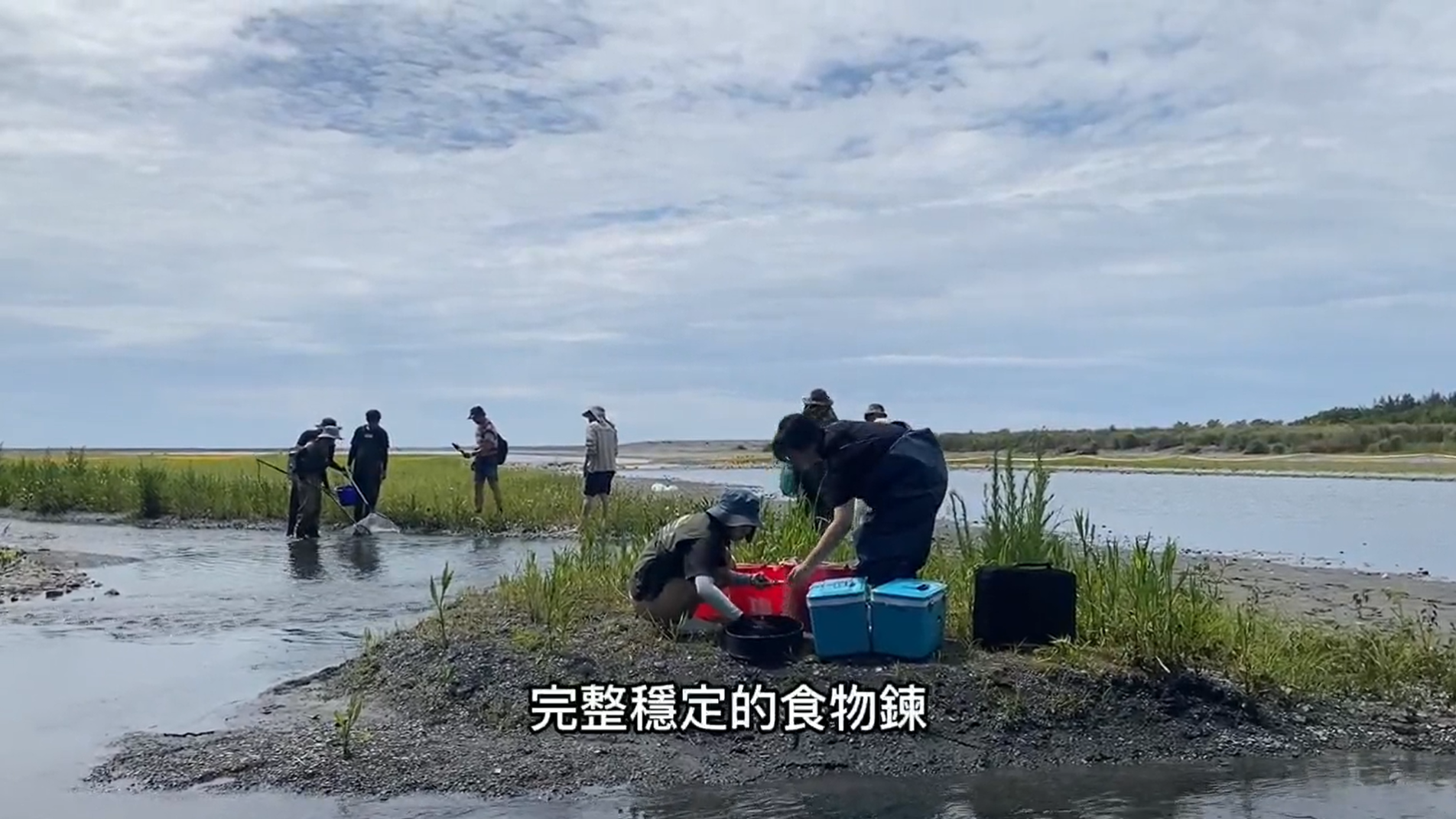 陳永松老師帶領生物技術與動物科學系學生  進行南澳溪口小燕鷗食源調查