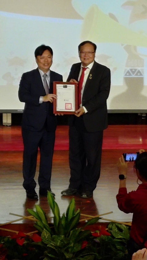 宜大校長陳威戎(左)頒發校友總會理事長陳俊雄(右)當選證書